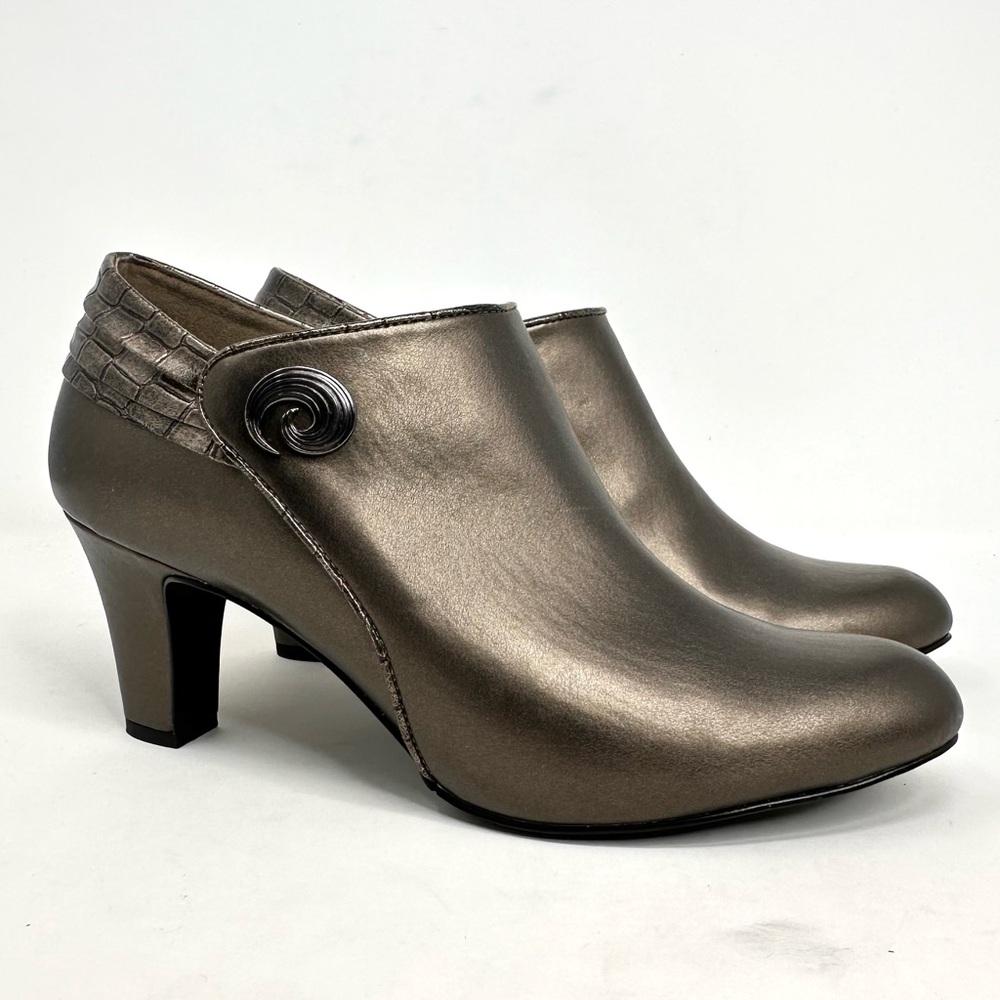 Easy Street Women's Whisper Pump